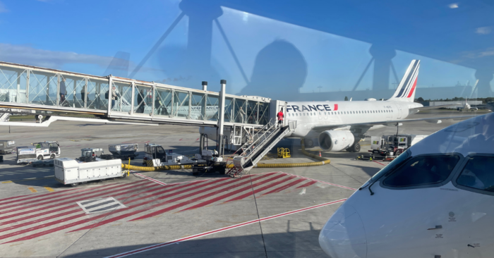 Air France repülő a pályán, ablakból fotózva – visszatérés a külföldi otthonba nyár után